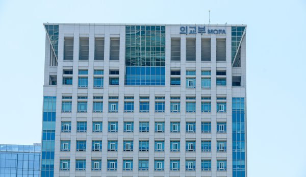 聚赢配资网 特朗普索要100亿美元驻韩军费，韩方回应